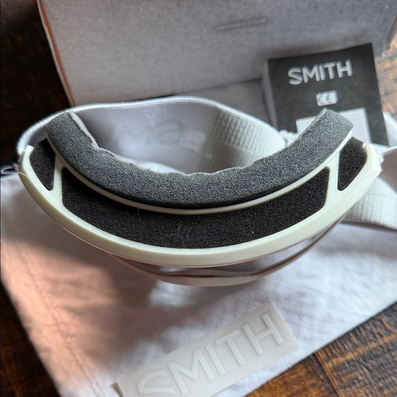 SMITH White Goggles with Rose-Tinted Lens - Picture 3 of 5